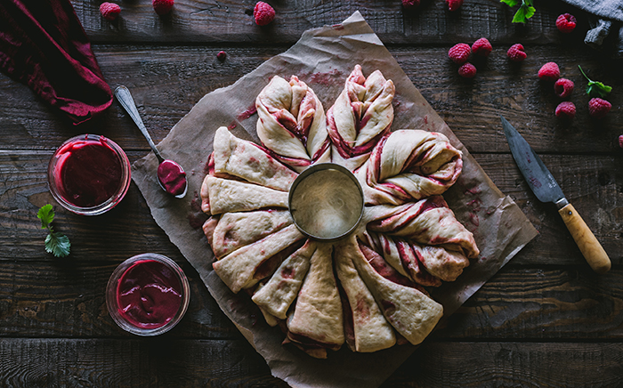 Brioche Star with raspberry curd