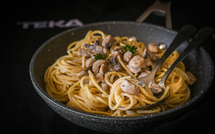 spaghetti-mushrooms-creamy-sauce