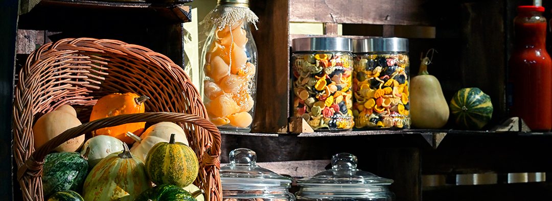 Cómo organizar el estante de la cocina