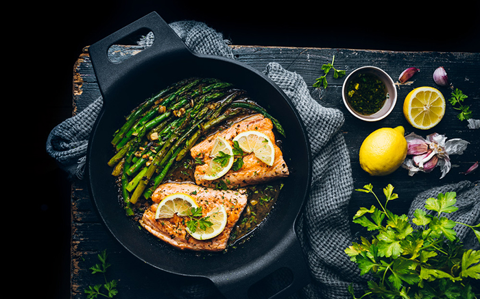 Receta de salmón con espárragos y limón hecha en el microondas