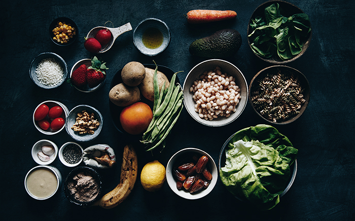 Alimentos ordenados en cuencos sobre una encimera