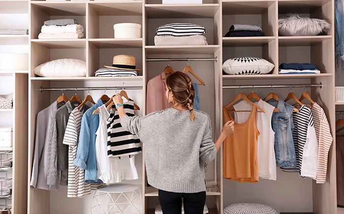 Eliminar el olor a humedad de la ropa  Como organizar el armario,  Organizadores de armarios, Como organizar un closet