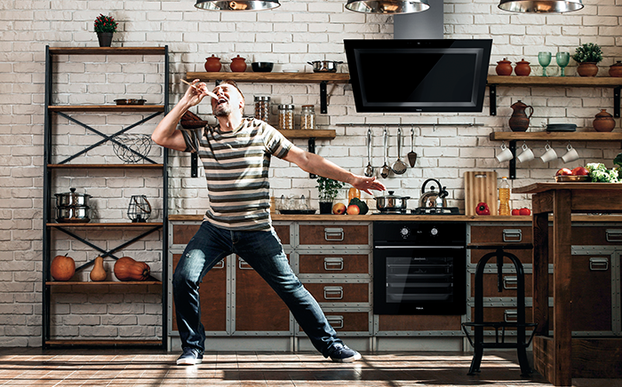 cantar en la cocina