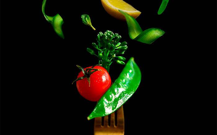 Verduras frescas con su mejor color sobre fondo negro