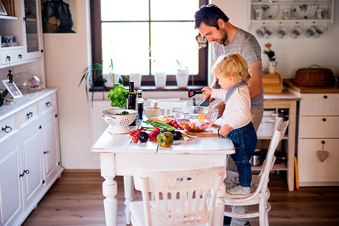 padres en la cocina