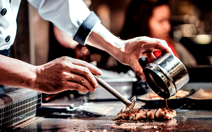 cocinero cocinando en plancha tappanyaki