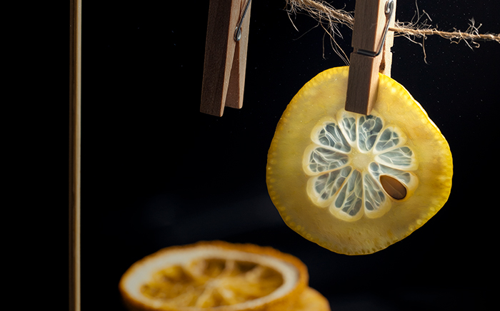 eliminar olores de la cocina con un limón con clavos de olor