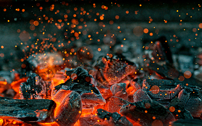 carbón caliente con chispas