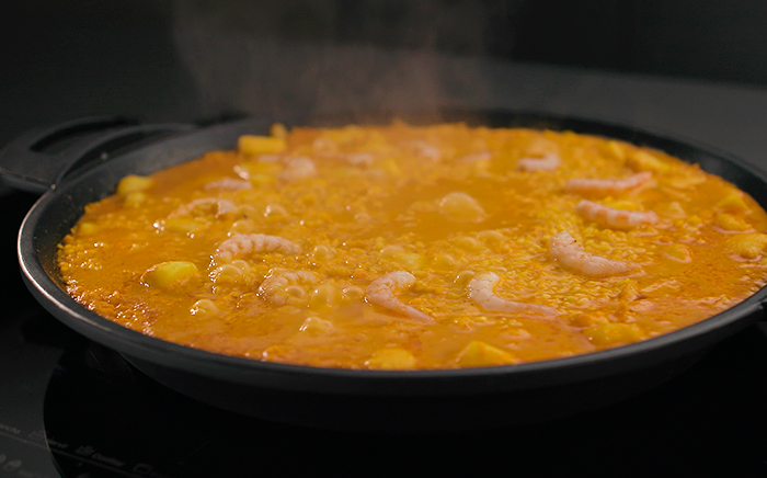 paella cociendo en una placa Teka