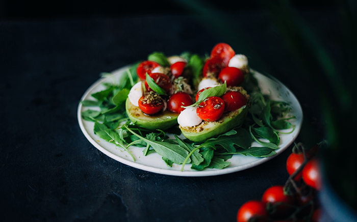 aguacates rellenos de tomates cherry y mozzarella