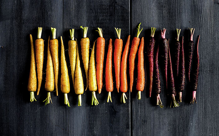 zanahorias de colores sobre madera