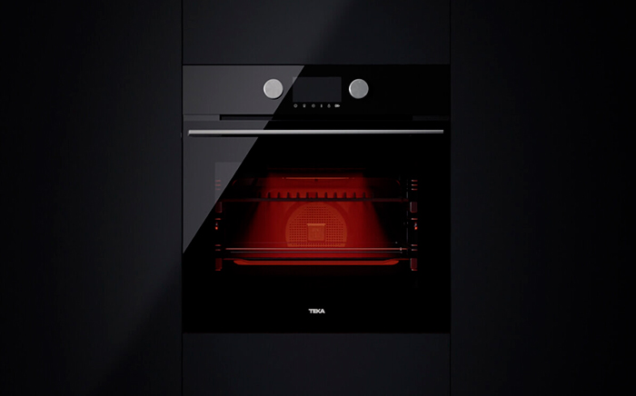 horno encendido con puerta cerrada e interior rojo