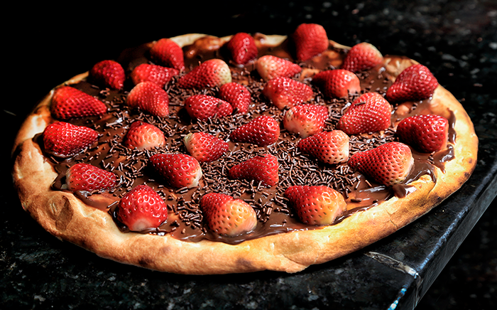 pizza de chocolate con fresas por encima