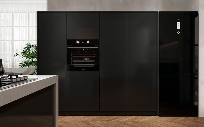 horno en muebles negros con frigorífico negro de cristal