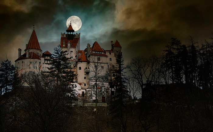 castillo de transilvania de noche con nubes y luna llena