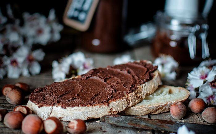 tostada con crema de cacao con avellanas 