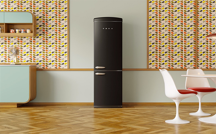 frigorífico retro negro en una cocina con estética vintage