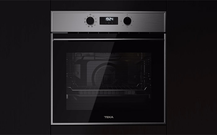 horno de Teka en color negro y con detalles e aluminio