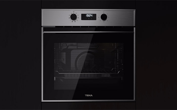 horno de Teka en color negro y con detalles e aluminio