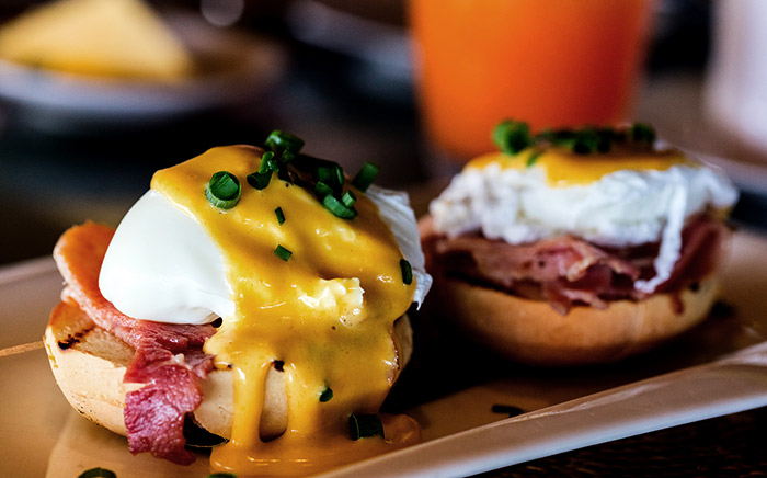 huevos benedict con salsa holandesa por encima