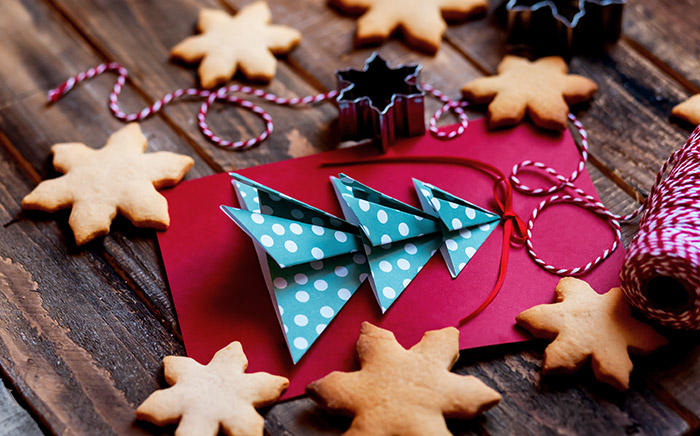 tarjeta de navidad rodeada de galletas en forma de estrella