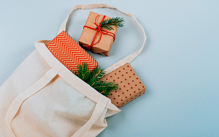 bolsa de tela con regalos de navidad dentro