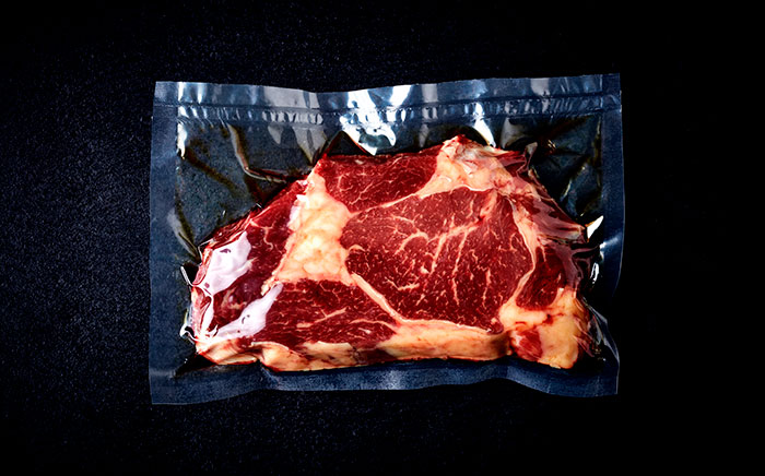 filete de carne roja envasado al vacío en bolsas de plástico