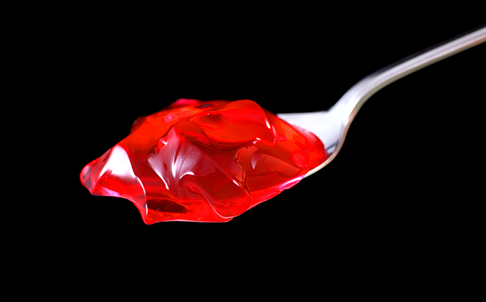 cuchara con gelatina roja
