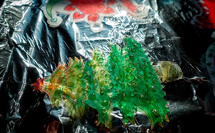 figuras de navidad hechas con plástico mágico cubiertas de film