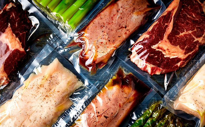 comida envasada al vacío en bolsas de plástico