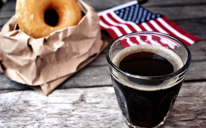 vaso con café, donuts y bandera de eeuu