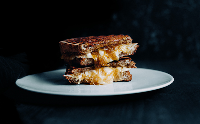 Sandwich con queso fundido hecho en el EliteGrill grill portátil de Teka