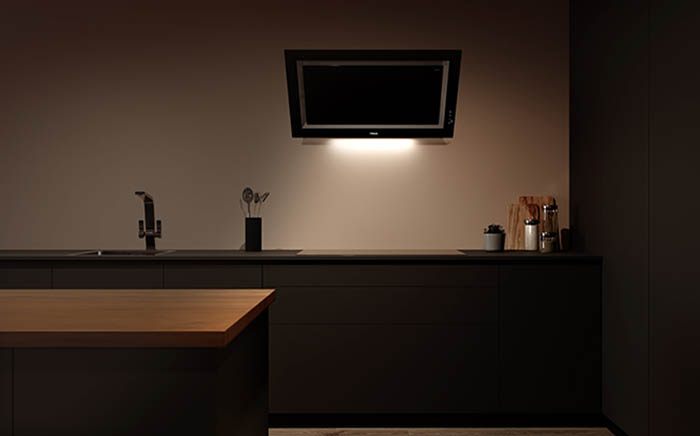 Campana cocina inteligente Teka Home con iluminación indirecta en cocina de diseño