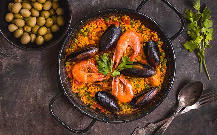 Paella con marisco para comer en verano con la familia