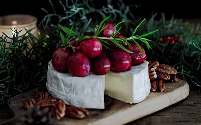 Camembert con uvas para menú vegano de nochevieja
