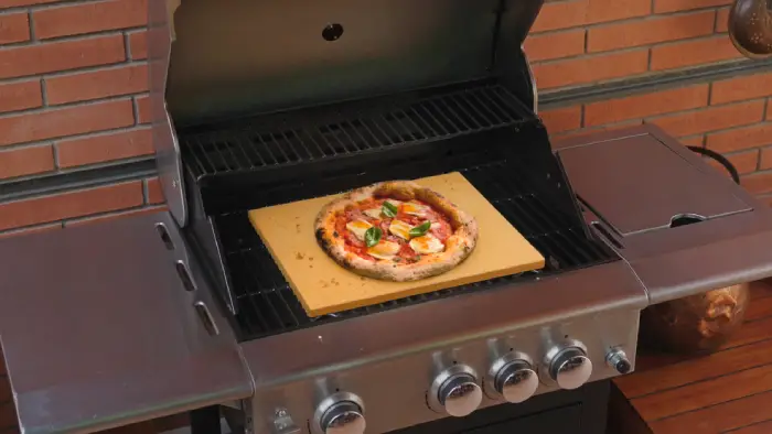 Pizza cocinada en una piedra de pizza dentro de una barbacoa de gas Teka