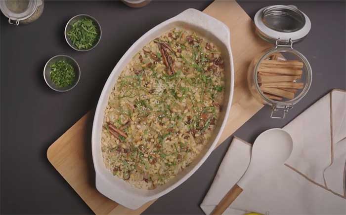 Arroz basmati aromático al horno SteamGourmet en una fuente blanca sobre una tabla de madera cocina al vapor