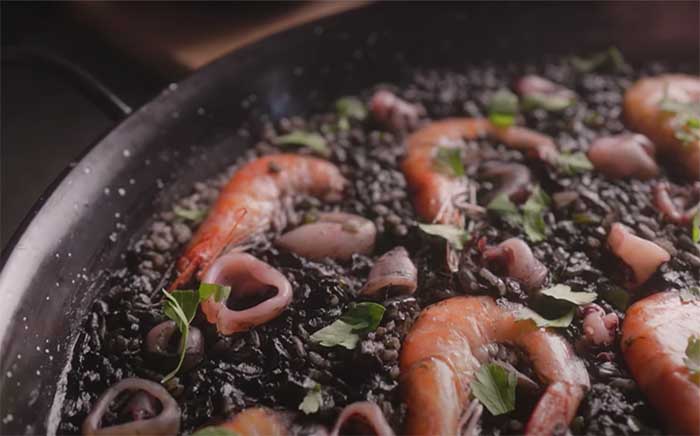 Arroz negro cocinado en placa Teka arroces más populares