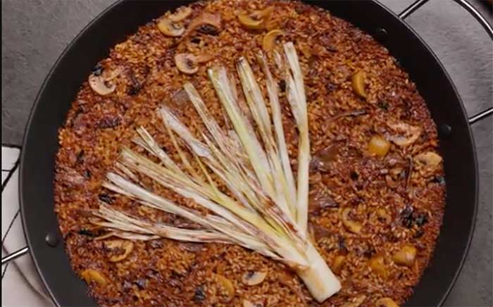 Arroz vegetariano con un puerro cocinado con la función MestrePaeller de Teka placa