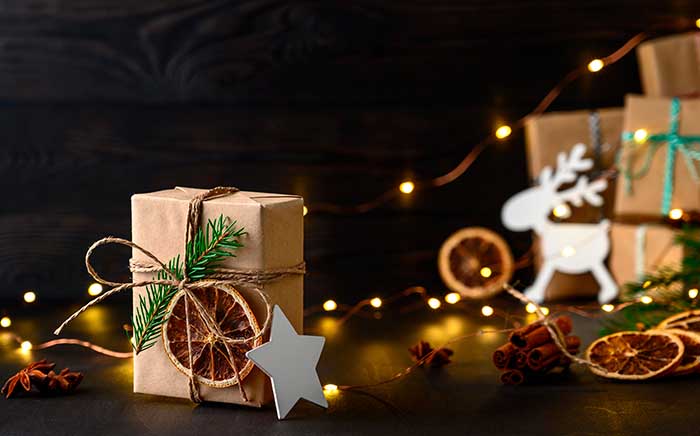 regalos caseros navidad diy craft dispuestos sobre una mesa con luces de navidad