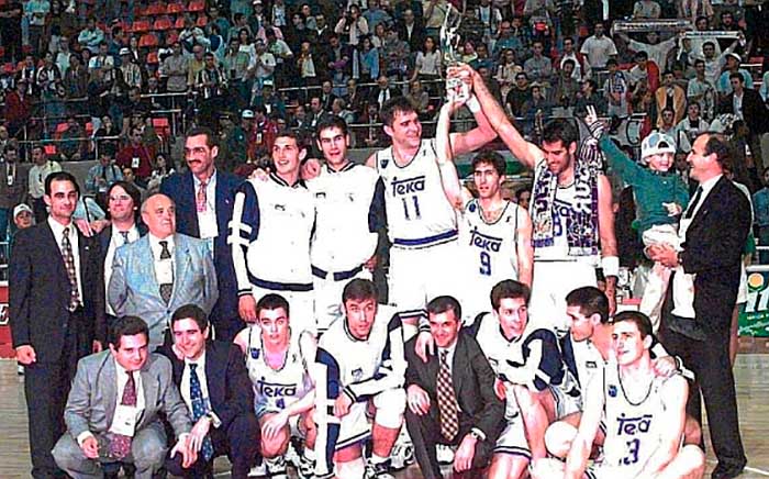 Sabonis levanta el trofeo posando junto al resto del equipo de baloncesto Real Madrid Teka