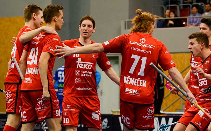 Equipo Tatran Teka Stresovice con el logo de Teka en la camiseta jugando un partido de floorball