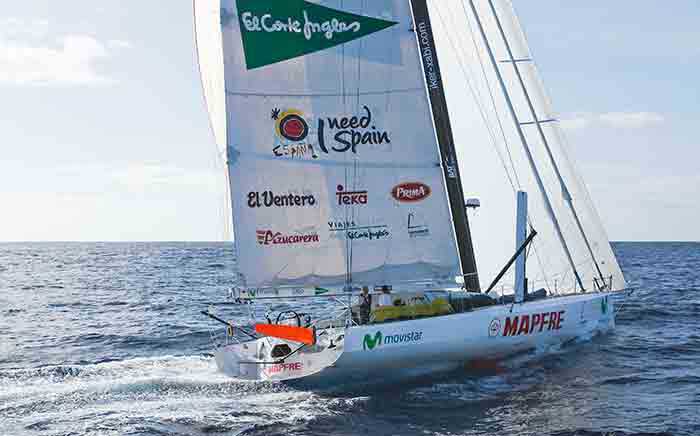 Embarcación compitiendo en el mar con Teka como sponsor en su vela en la Barcelona World Race