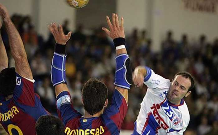 El equipo El Teka de balonmano juega contra el Barcelona