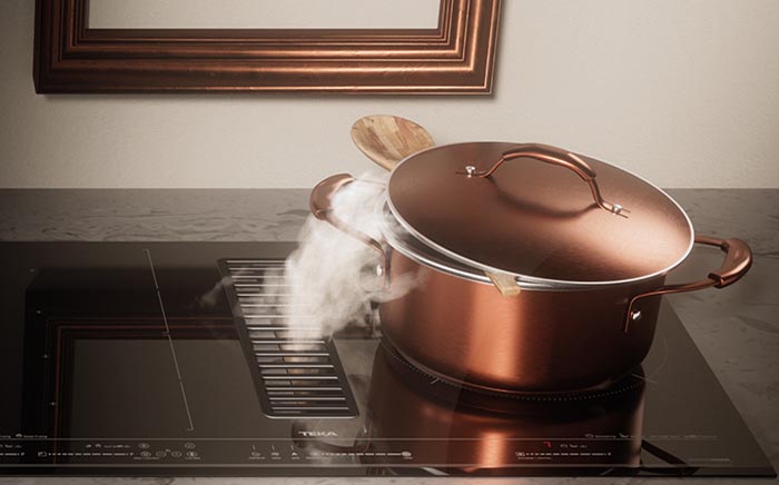Cazuela color cobre sobre Placa MasterSense Air con campana integrada absorbiendo vapor del cocinado