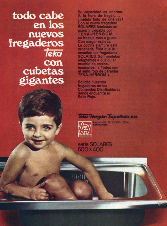 Anuncio publicidad de Teka en los años 70 con un niño pequeño en la cubeta de un fregadero de acero inoxidable