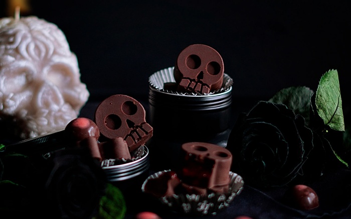 Bombones de chocolate con forma de calavera rellenos de fresa