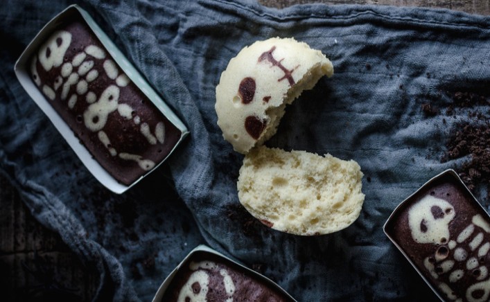 Muffins de calaveras y bizcochos con esqueletos para Halloween