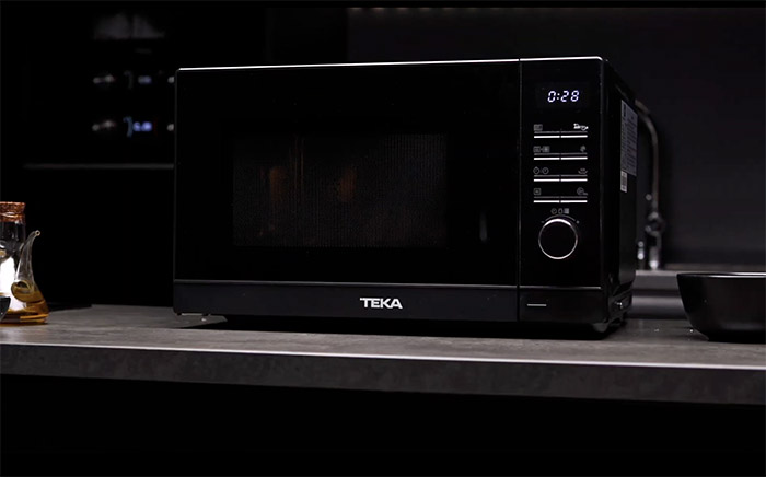 MicroFry de Teka microondas con air fryer sobre una encimera negra