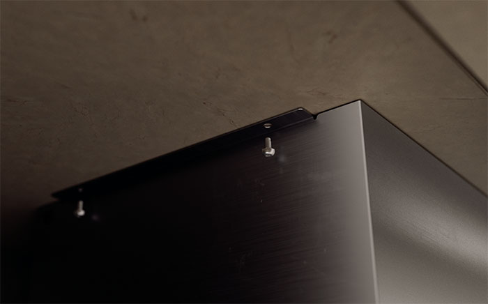 Detalle tornillos de instalación en campana de la gama Integra de Teka